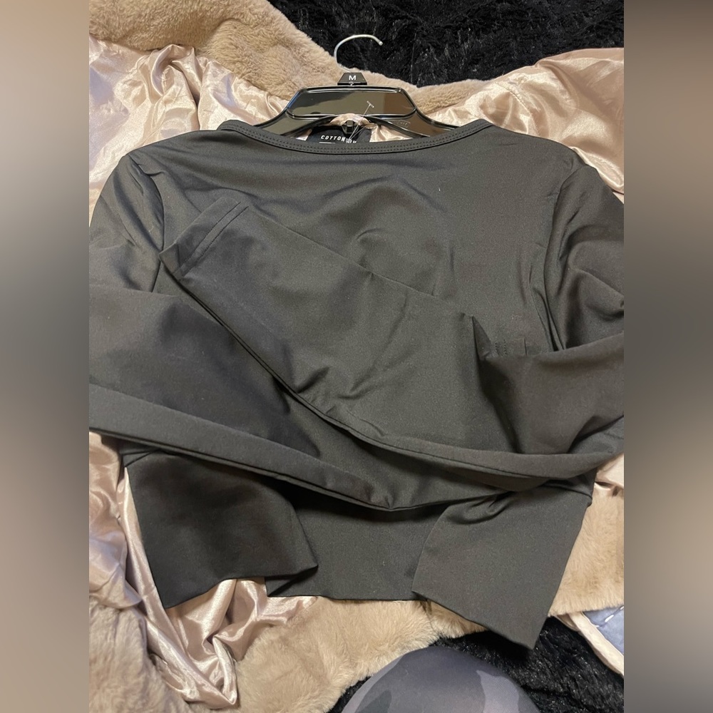Black long sleeve crop workout top